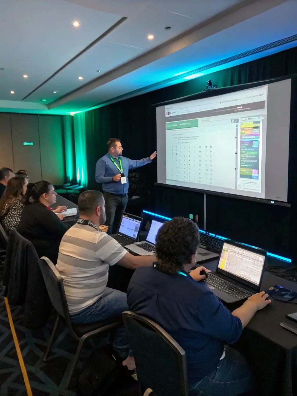企業で新しいソフトウェアのトレーニングを行うコンサルタント。最新のテクノロジーとスキルで従業員の能力を高めるという私たちの献身を強調しています。